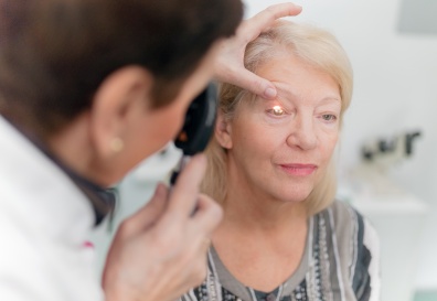 Augenärztin leuchtet Patientin ins Auge